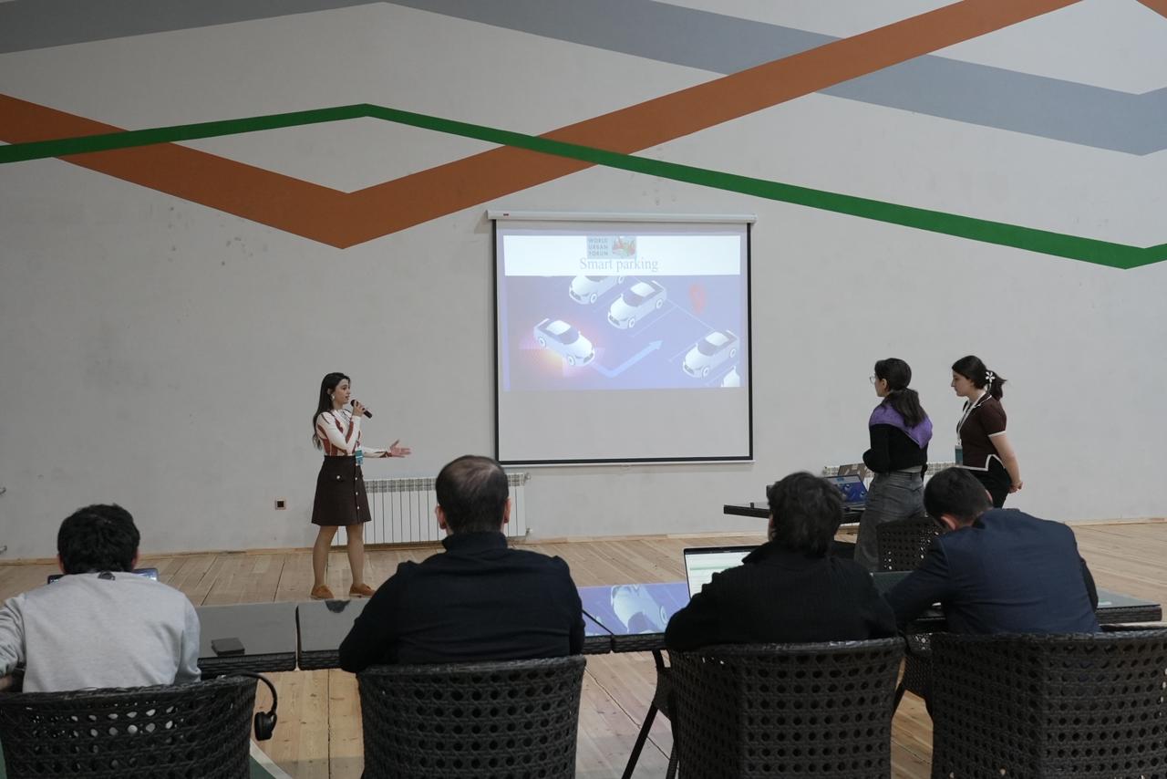 “Urban Hackathon 2026”da gənclər dayanıqlı şəhər mobilliyi üçün həllər təqdim edib (FOTO)