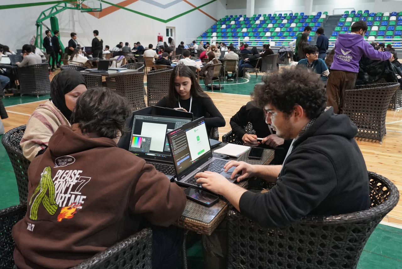 “Urban Hackathon 2026”da gənclər dayanıqlı şəhər mobilliyi üçün həllər təqdim edib (FOTO)