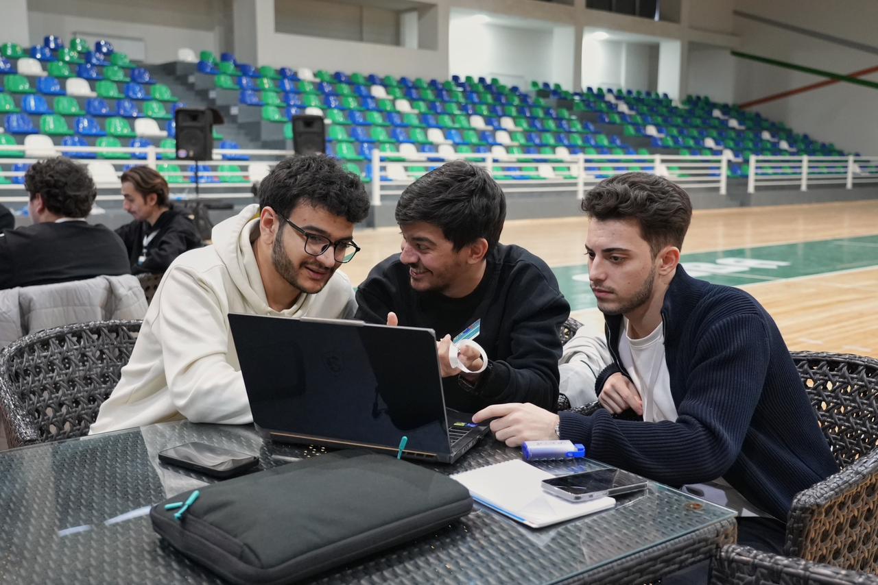 “Urban Hackathon 2026”da gənclər dayanıqlı şəhər mobilliyi üçün həllər təqdim edib (FOTO)