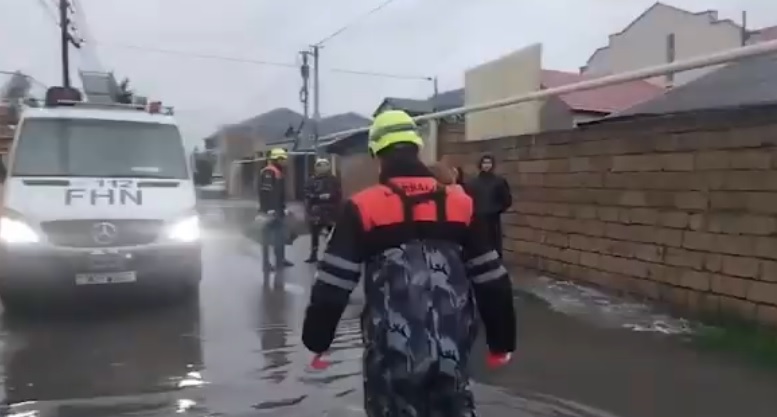 Binəqədi və Suraxanıda fərdi yaşayış evlərinin həyətyanı sahələrini su basıb (VİDEO)