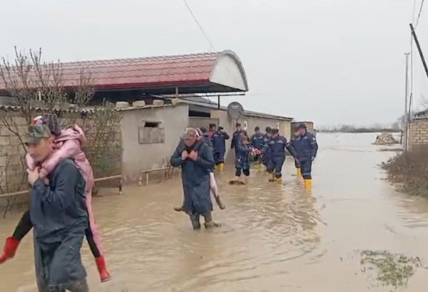 Xaçmazın Cığatay kəndində evlərini su basan 22 nəfər təxliyə edilib (FOTO/VİDEO)