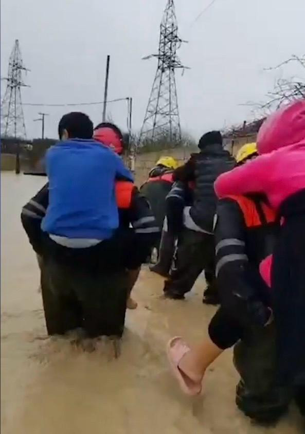 İntensiv yağışlarla əlaqədar 84 nəfər təxliyə edilib - FHN (FOTO/VİDEO)