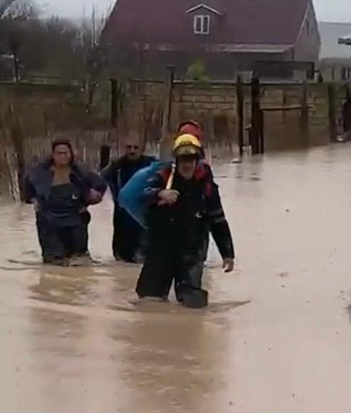 İntensiv yağışlarla əlaqədar 84 nəfər təxliyə edilib - FHN (FOTO/VİDEO)