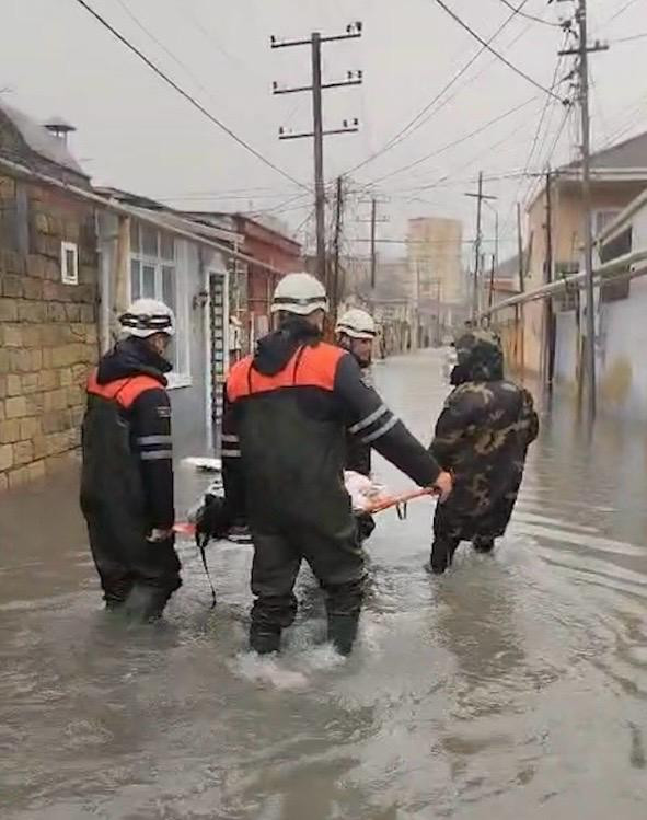 İntensiv yağışlarla əlaqədar 84 nəfər təxliyə edilib - FHN (FOTO/VİDEO)