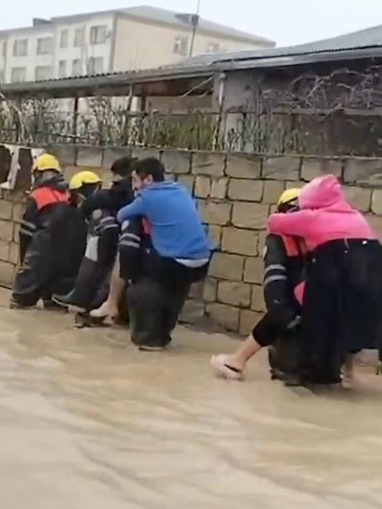 İntensiv yağışlarla əlaqədar 84 nəfər təxliyə edilib - FHN (FOTO/VİDEO)