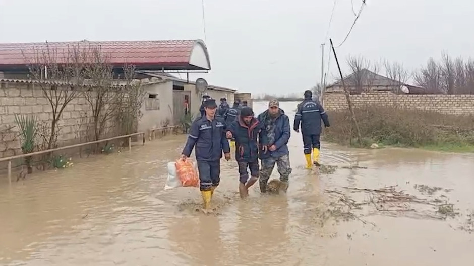 Xaçmazın Cığatay kəndində evlərini su basan 22 nəfər təxliyə edilib (FOTO/VİDEO)