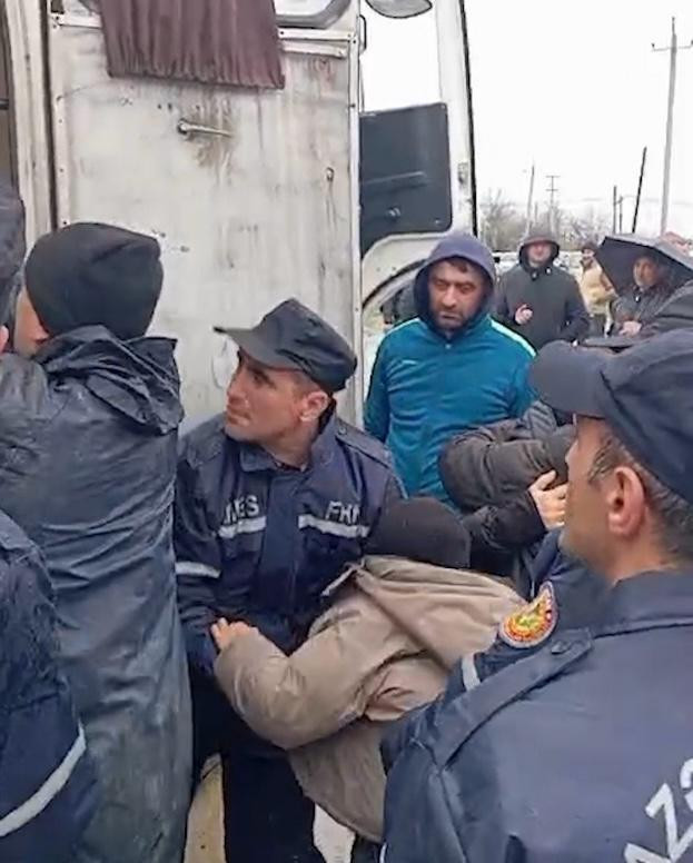 Xaçmazın Cığatay kəndində evlərini su basan 22 nəfər təxliyə edilib (FOTO/VİDEO)