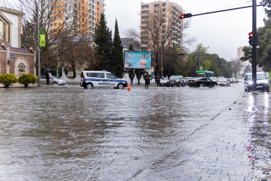 Yağışın yaratdığı hallarla bağlı bütün müraciətlərə operativ reaksiya verilir - DİN (FOTO)