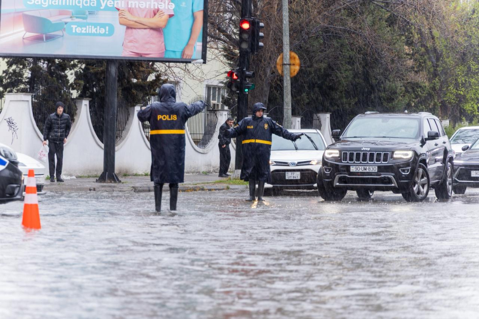 Yağışın yaratdığı hallarla bağlı bütün müraciətlərə operativ reaksiya verilir - DİN (FOTO)