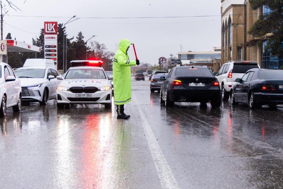Yağışın yaratdığı hallarla bağlı bütün müraciətlərə operativ reaksiya verilir - DİN (FOTO)