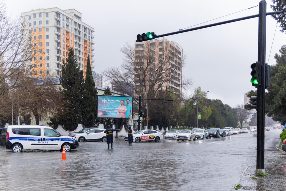 Yağışın yaratdığı hallarla bağlı bütün müraciətlərə operativ reaksiya verilir - DİN (FOTO)