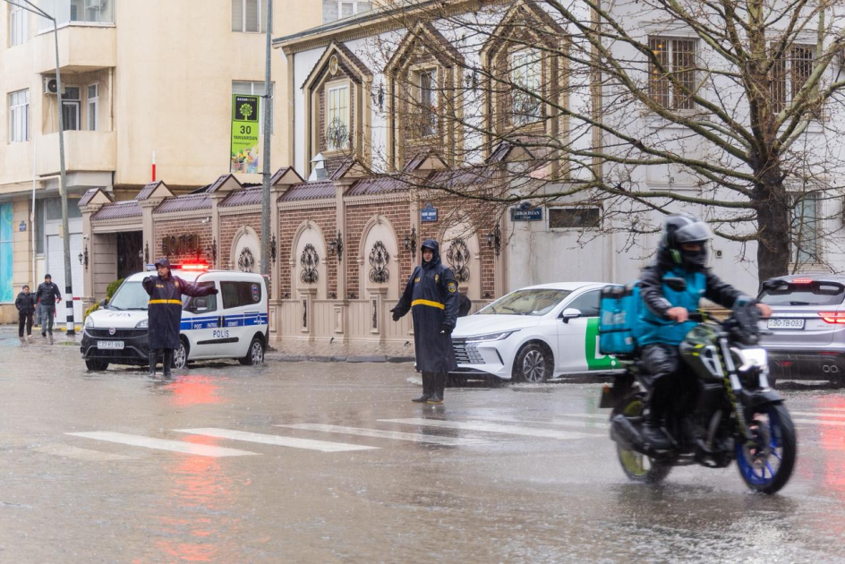 Yağışın yaratdığı hallarla bağlı bütün müraciətlərə operativ reaksiya verilir - DİN (FOTO)
