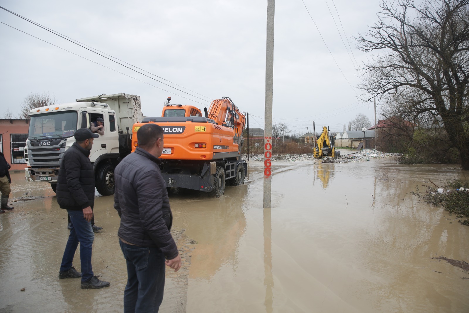 Xaçmazın icra başçısı selin vurduğu ərazilərə getdi (FOTO)