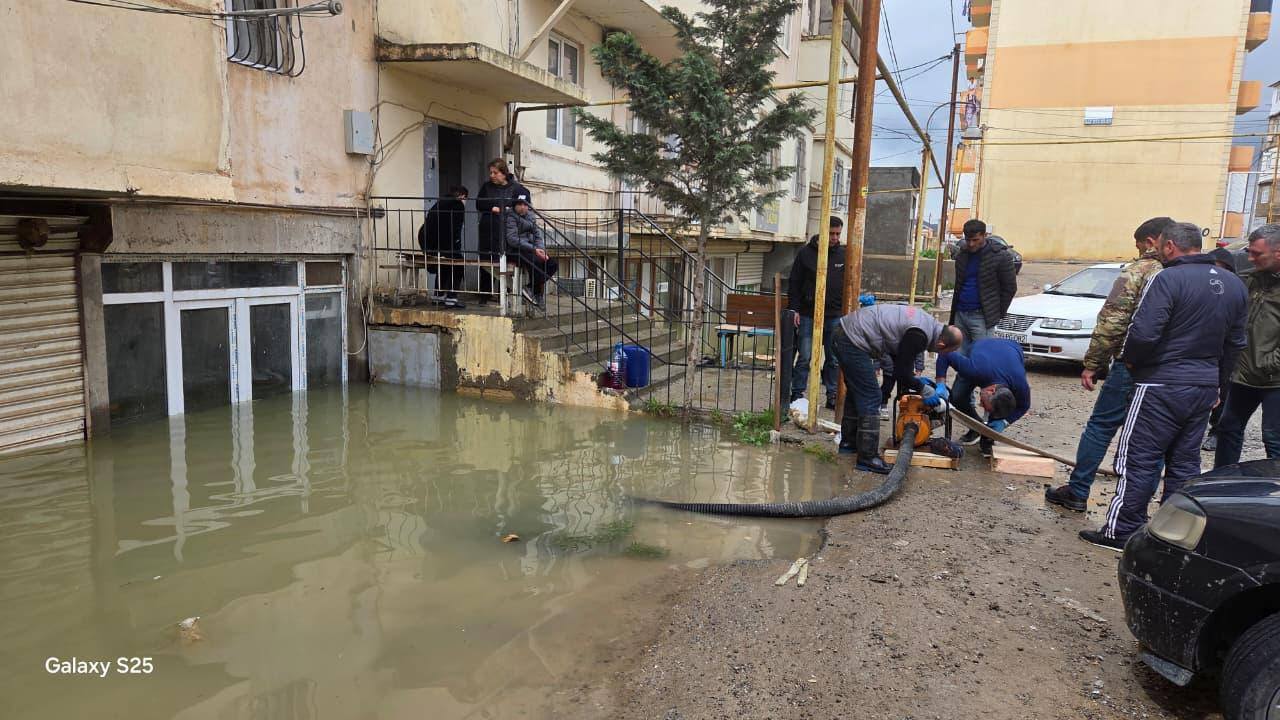 Abşeronda subasma ilə əlaqədar bəzi ərazilərdən əhali təxliyə edilib (FOTO)