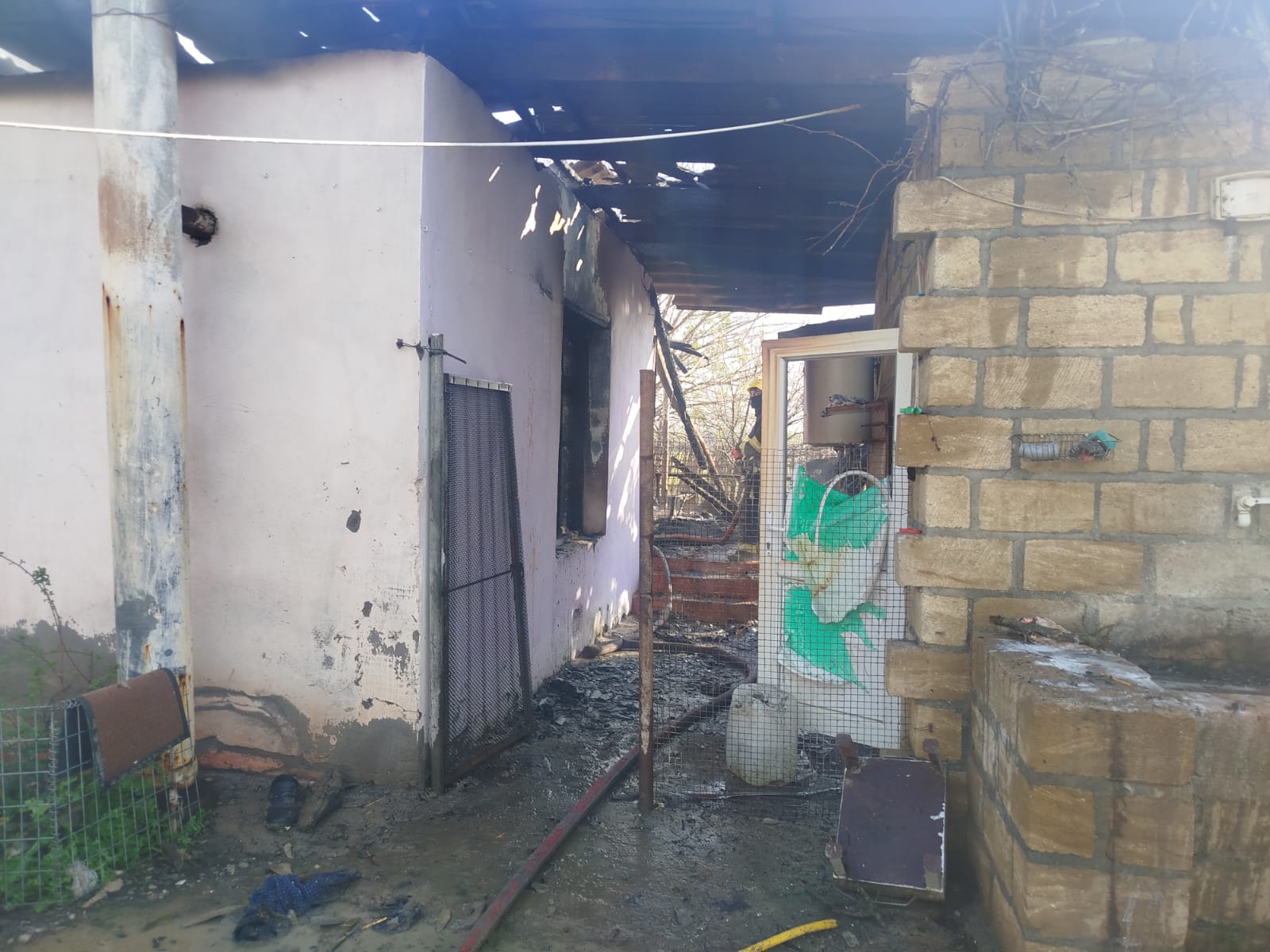 Bərdədə üç otaqlı ev yanaraq yararsız hala düşüb (FOTO)