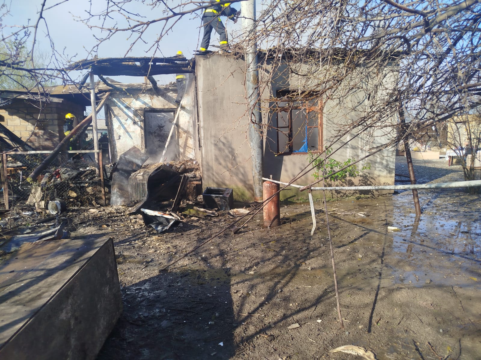 Bərdədə üç otaqlı ev yanaraq yararsız hala düşüb (FOTO)