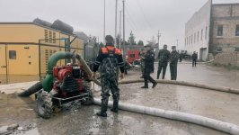 Abşeronda subasma ilə əlaqədar bəzi ərazilərdən əhali təxliyə edilib (FOTO)