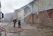 Binəqədidə baş verən yanğının söndürülməsi davam edir (FOTO/VİDEO)