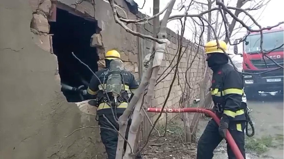 Binəqədidə baş verən yanğının söndürülməsi davam edir (FOTO/VİDEO)