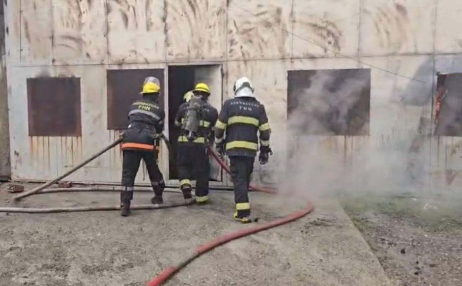 Binəqədidə baş verən yanğının söndürülməsi davam edir (FOTO/VİDEO)