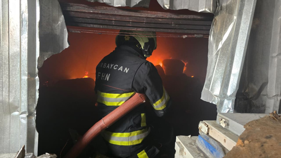 Binəqədidə baş verən yanğının söndürülməsi davam edir (FOTO/VİDEO)