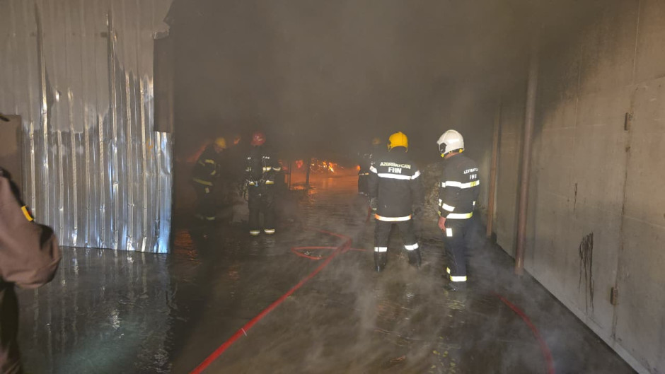 Binəqədidə baş verən yanğının söndürülməsi davam edir (FOTO/VİDEO)
