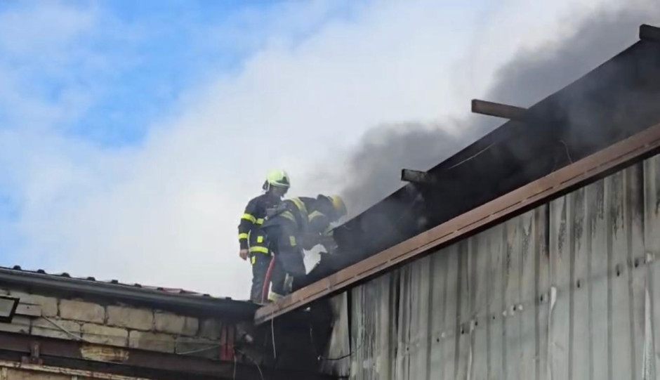 Binəqədidə baş verən yanğının söndürülməsi davam edir (FOTO/VİDEO)
