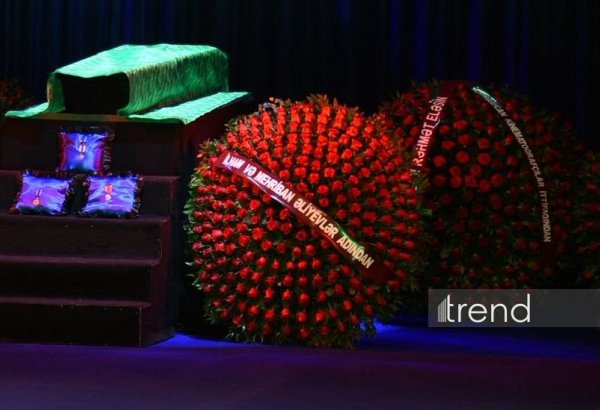 Prezident İlham Əliyev və Birinci xanım Mehriban Əliyeva Xalq artisti Rasim Balayevlə vida mərasiminə əklil göndərib (FOTO)