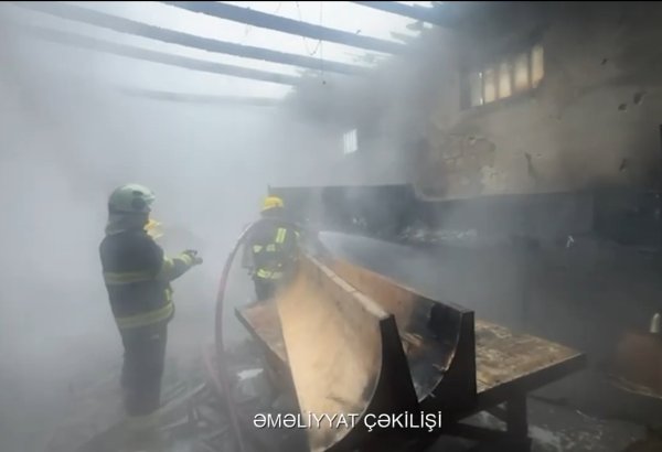 Sumqayıtda mebel sexində yanğın olub (VİDEO)