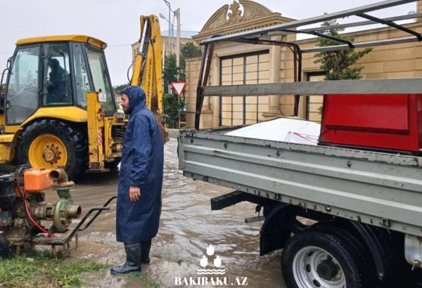 Bakıda yağış səbəbindən təxliyə edilənlər hotellərə yerləşdirildi (FOTO)