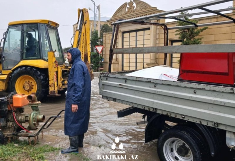 Bakıda yağış səbəbindən təxliyə edilənlər hotellərə yerləşdirildi (FOTO)