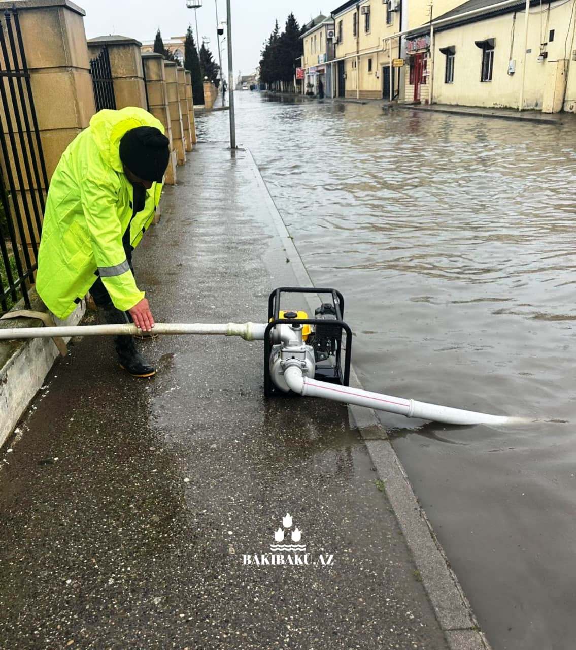 Bakıda yağış səbəbindən təxliyə edilənlər hotellərə yerləşdirildi (FOTO)