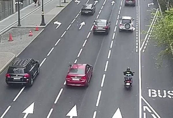 Bakıda Üzeyir Hacıbəyli küçəsində zolaqların sayı artırılıb