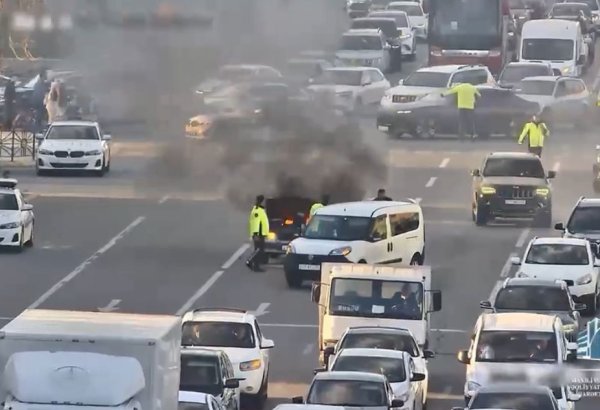 Xətaidə hərəkətdə olan avtomobil yanıb (VİDEO)