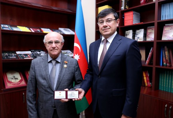 Azərbaycanlı professor “Diaspor fəaliyyətində xidmətə görə” medalı ilə təltif olunub (FOTO)