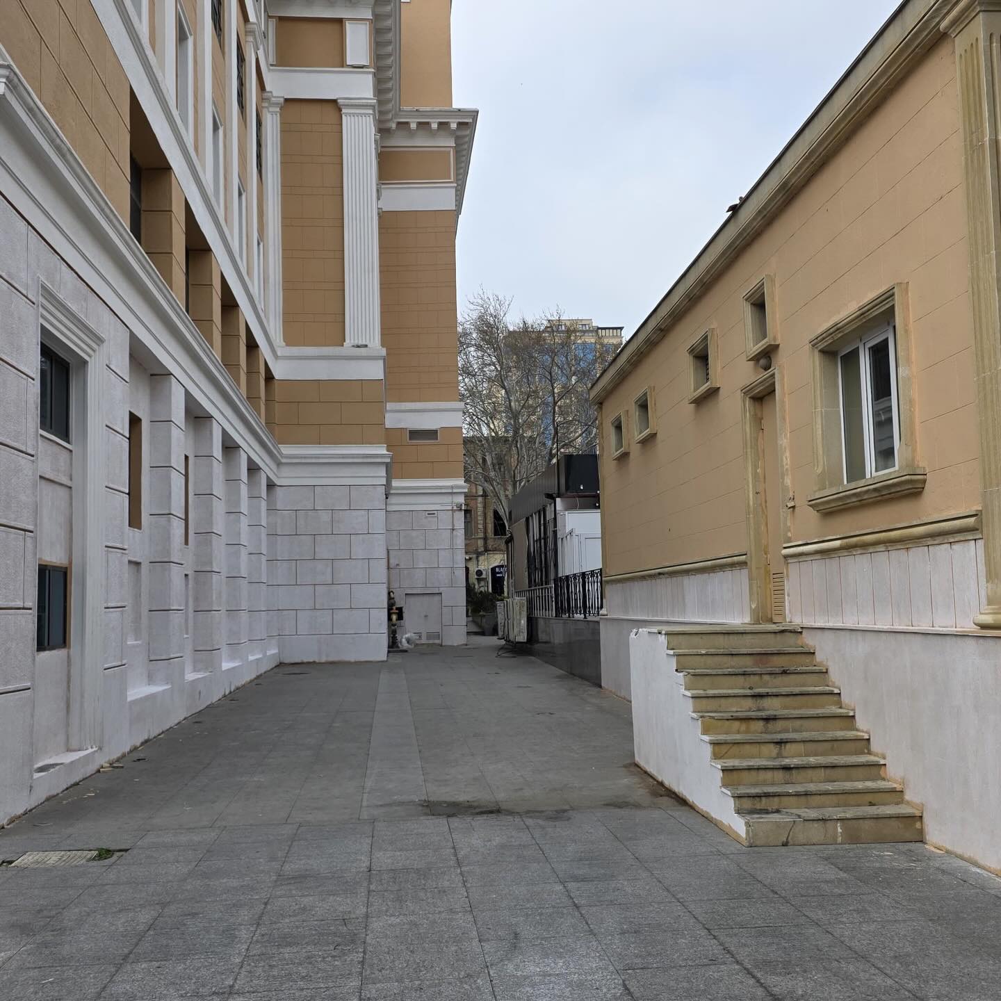 Nizami Kino Mərkəzində zədələnmiş hissələr sökülüb (FOTO)