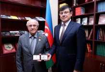 Azərbaycanlı professor “Diaspor fəaliyyətində xidmətə görə” medalı ilə təltif olunub (FOTO)
