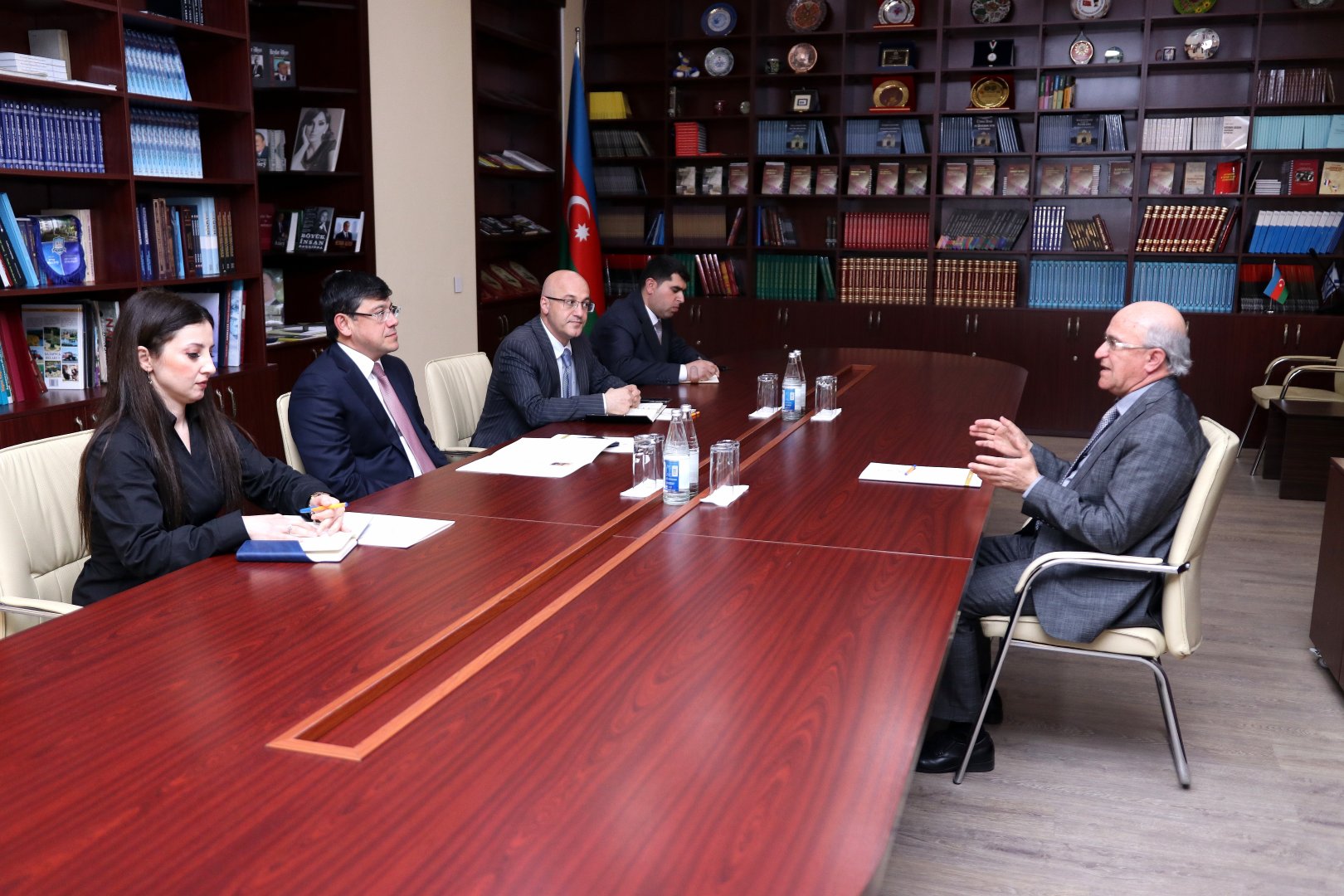 Azərbaycanlı professor “Diaspor fəaliyyətində xidmətə görə” medalı ilə təltif olunub (FOTO)