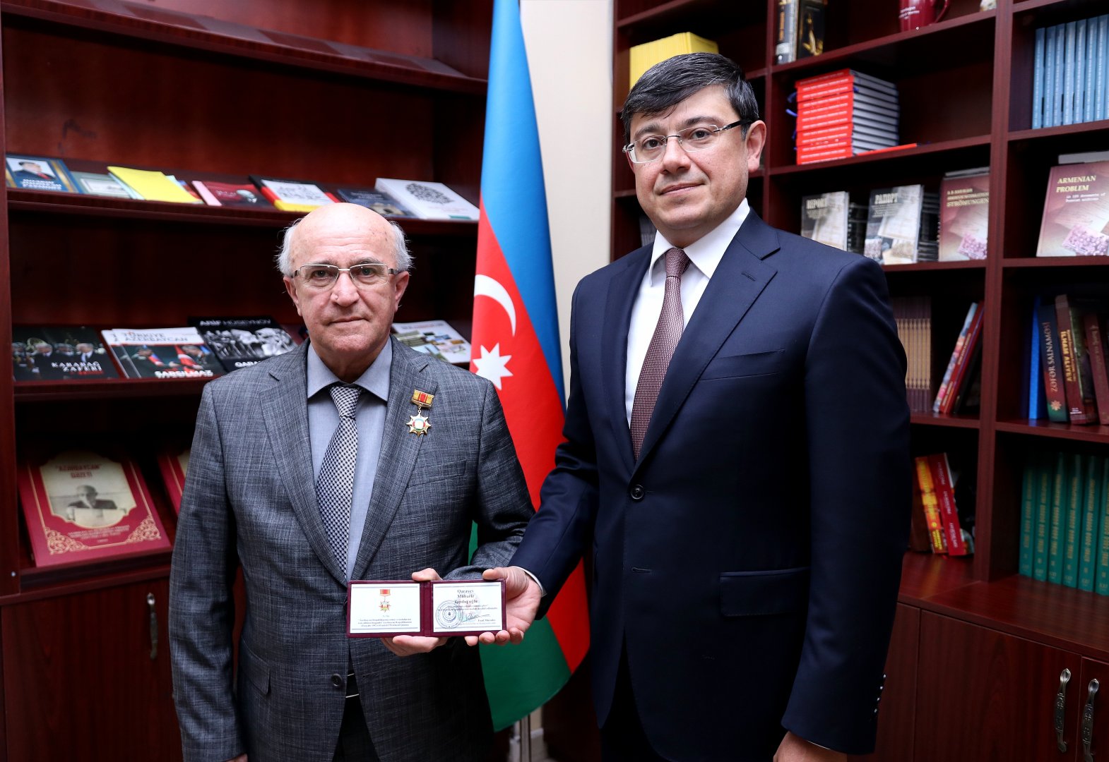 Azərbaycanlı professor “Diaspor fəaliyyətində xidmətə görə” medalı ilə təltif olunub (FOTO)