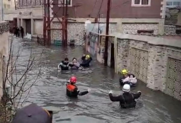 FHN Keşlədə su basmış ərazilərin sakinlərini təxliyə edir (FOTO/VİDEO)