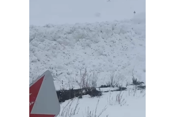 Toğanalı-Kəlbəcər-İstisu yolunda qar uçqunu baş verib, hərəkət məhdudlaşdırılıb (VİDEO)