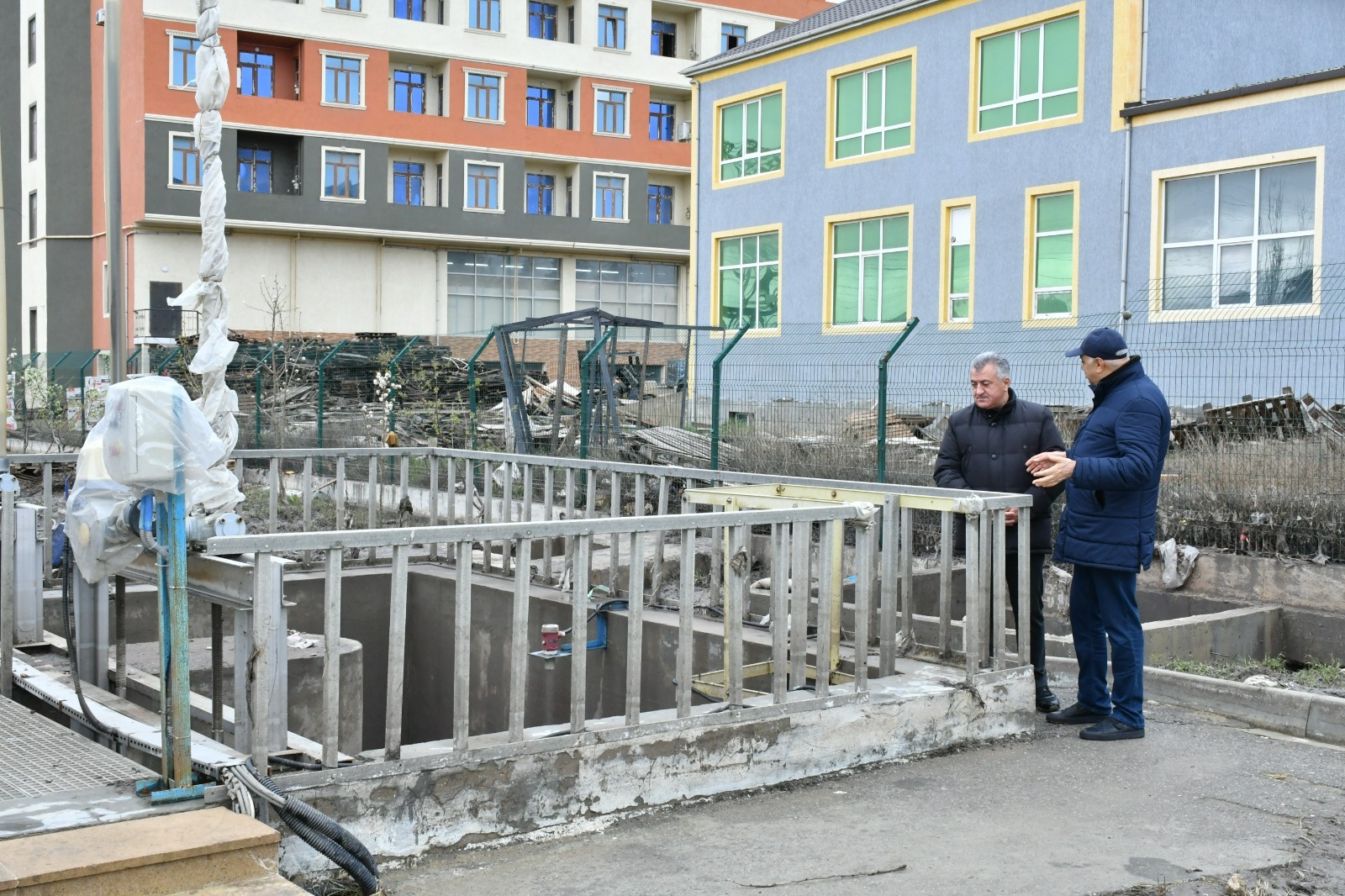 Abşeron Rayon İcra Hakimiyyətinin başçısı su basmış ərazilərdə sakinlərlə görüşdü (FOTO)