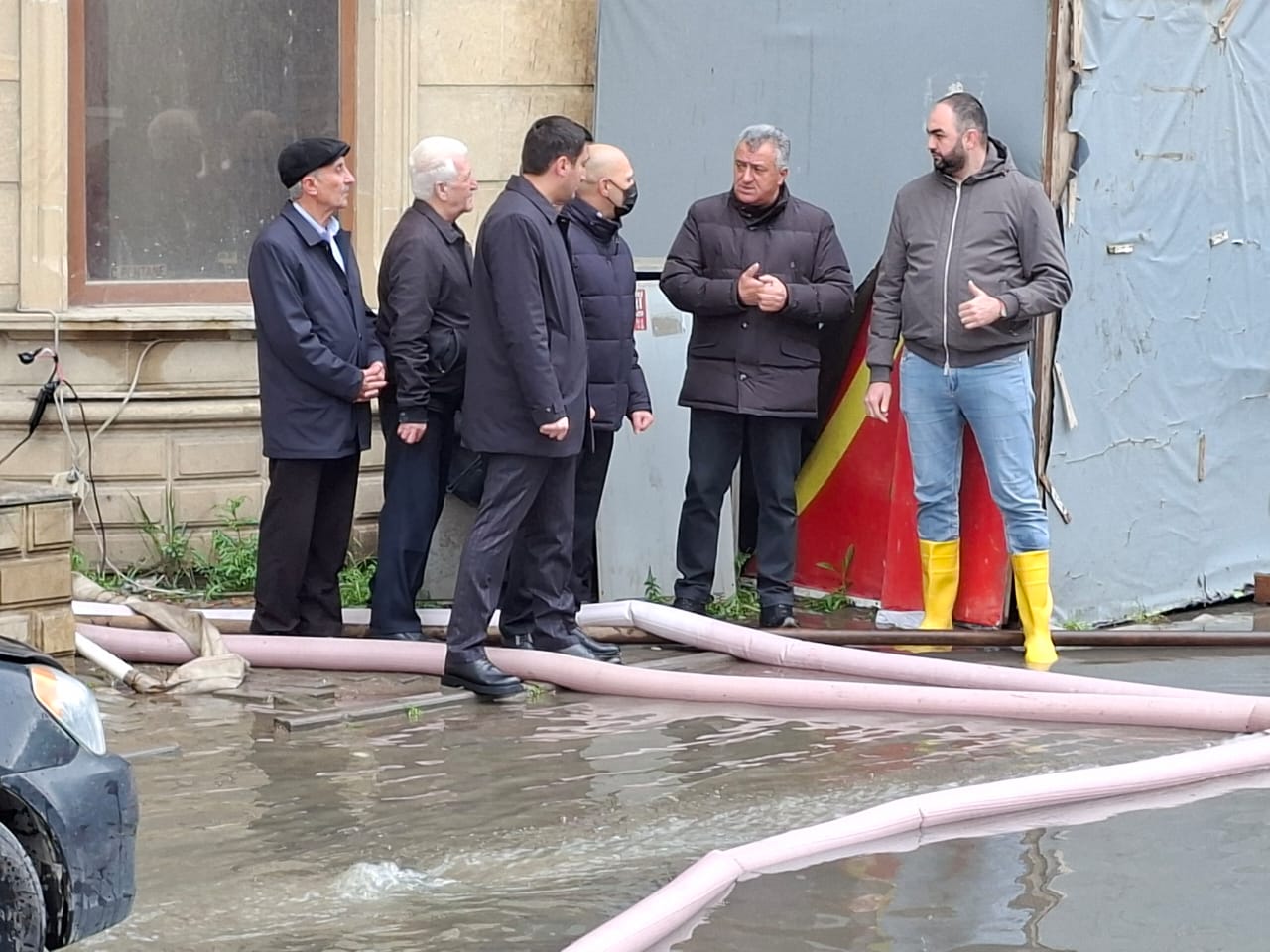 Abşeron Rayon İcra Hakimiyyətinin başçısı su basmış ərazilərdə sakinlərlə görüşdü (FOTO)