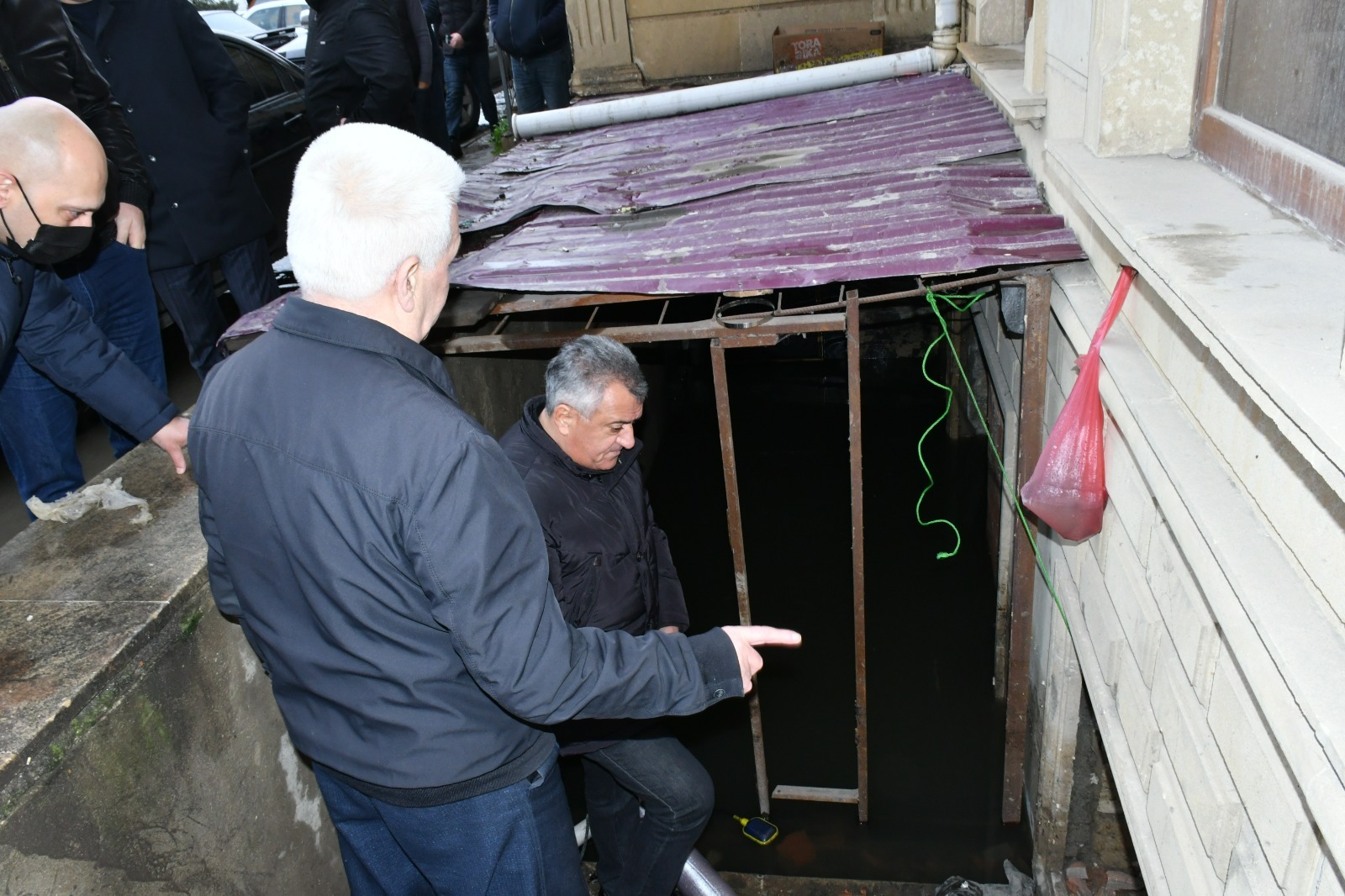 Abşeron Rayon İcra Hakimiyyətinin başçısı su basmış ərazilərdə sakinlərlə görüşdü (FOTO)