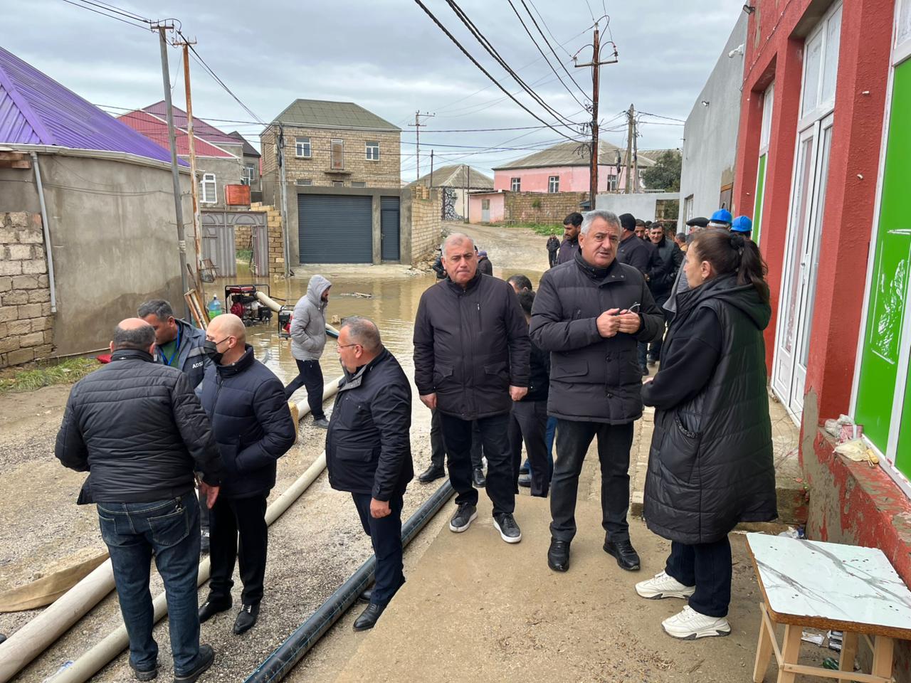 Abşeron Rayon İcra Hakimiyyətinin başçısı su basmış ərazilərdə sakinlərlə görüşdü (FOTO)