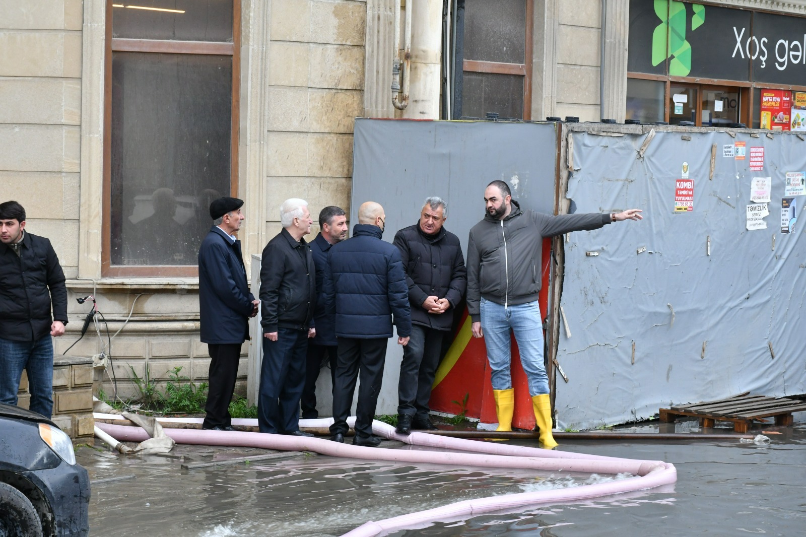 Abşeron Rayon İcra Hakimiyyətinin başçısı su basmış ərazilərdə sakinlərlə görüşdü (FOTO)