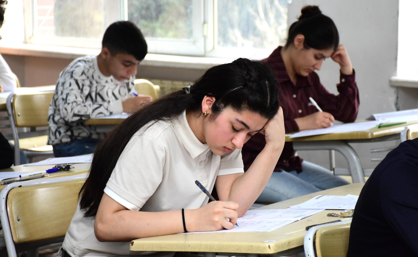 Ümumi orta təhsil üzrə buraxılış imtahanı keçirilib (FOTO)
