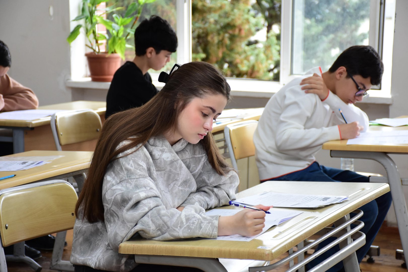 Ümumi orta təhsil üzrə buraxılış imtahanı keçirilib (FOTO)