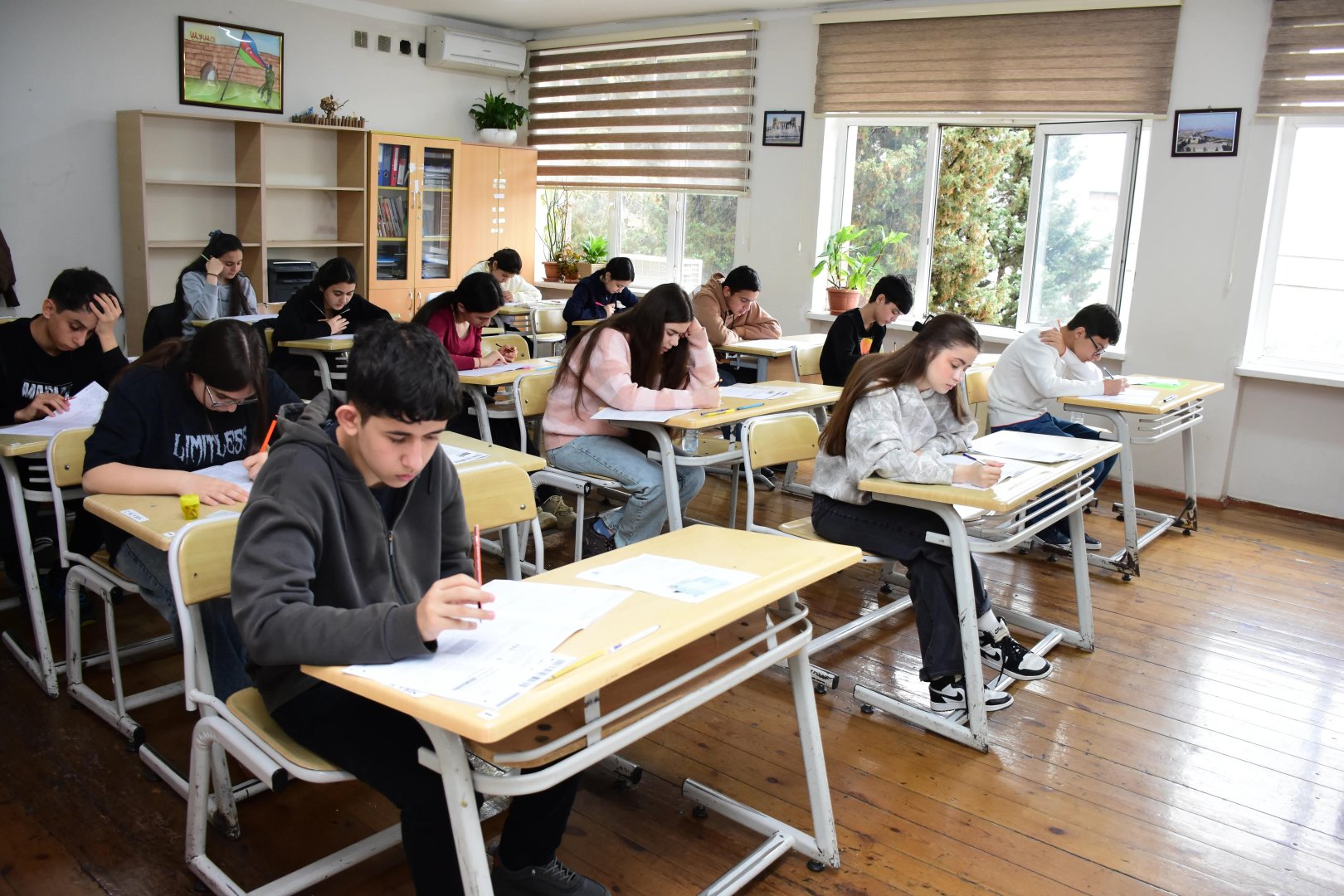 Ümumi orta təhsil üzrə buraxılış imtahanı keçirilib (FOTO)