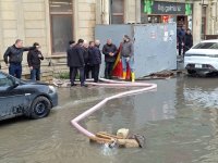Abşeron Rayon İcra Hakimiyyətinin başçısı su basmış ərazilərdə sakinlərlə görüşdü (FOTO)